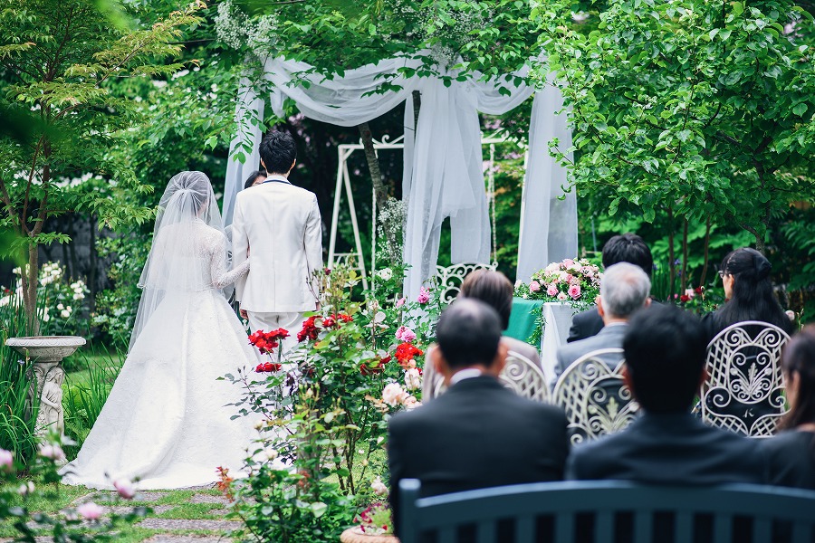 ガーデンに咲く彩豊かなバラたちが
お二人の結婚式を鮮やかに飾ります
