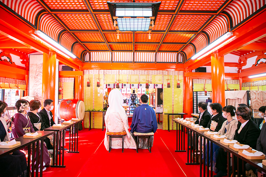 近隣神社とのコラボ！
神社で神様に誓う「神前挙式」×「談露館」でのパーティー
