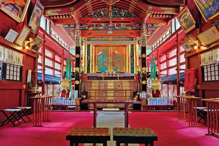 圧倒的なスケールで魅了する神社式
湖畔で祝福の調べを奏でる教会式
レストランテラスで行うラフな人前式
全てが印象的で他にはない挙式